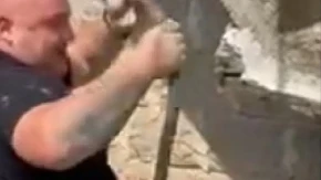 ''Pazi, iz'ede te!'' Zmija se otrgla Vladici, pa mu zabola čeljusti u ruku - snimak ledi krv u žilama