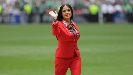 Salma Hajek ukrala šou na otvaranju Mundijala: U odelu koje slavi Meksiko zasenila sve na stadionu