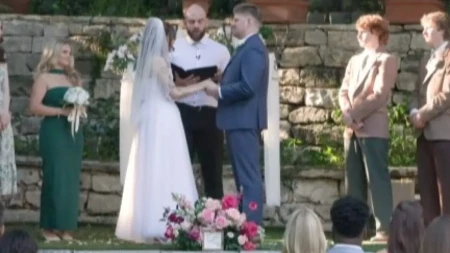 Neviđena scena na venčanju: Kum pao pred mladoženjom, reakcija matičara izazvala muk i nevericu među gostima!