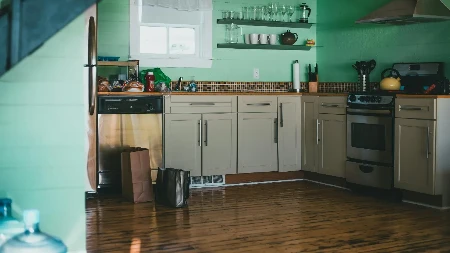 Laminat i parket više niko ne stavlja: Novi trend u kuhinjama osvaja Srbiju, izgleda luksuzno i traje godinama