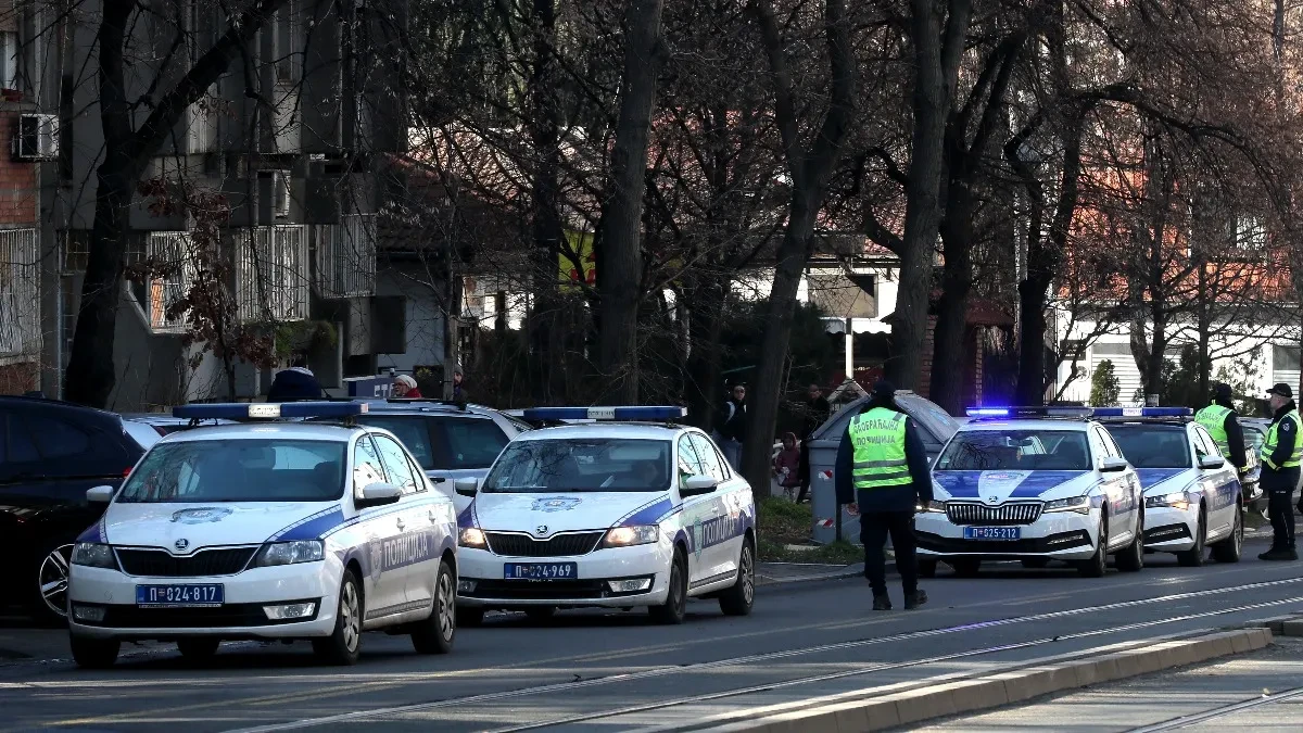 Mladići se potukli zbog problema u saobraćaju: Jednom se bore za život - vatrogasac savladao napadača!