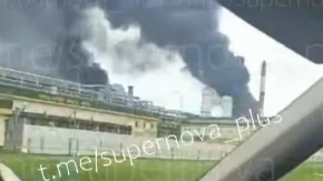 Gore fabrike, kulja dim na sve strane! Ukrajinci izveli udar na 1.200 km od granice! (VIDEO)