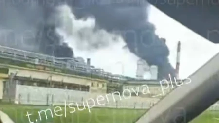 Gore fabrike, kulja dim na sve strane! Ukrajinci izveli udar na 1.200km od granice! (VIDEO)