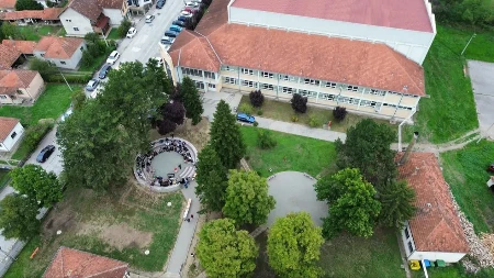 Seksualno zlostavljali vršnjaka i snimali telefonom, sve to posmatralo još šestoro dece