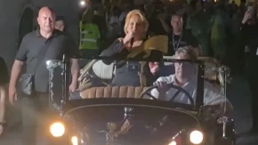 Neviđeni momenat na koncertu: Ćana stigla u luksuznom oldtajmeru i odmah zapevala svoj hit! (FOTO)