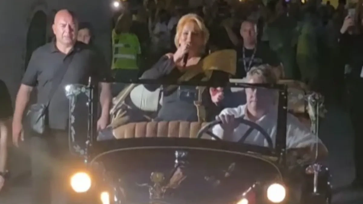 Neviđeni momenat na koncertu: Ćana stigla u luksuznom oldtajmeru i odmah zapevala svoj hit! (FOTO)