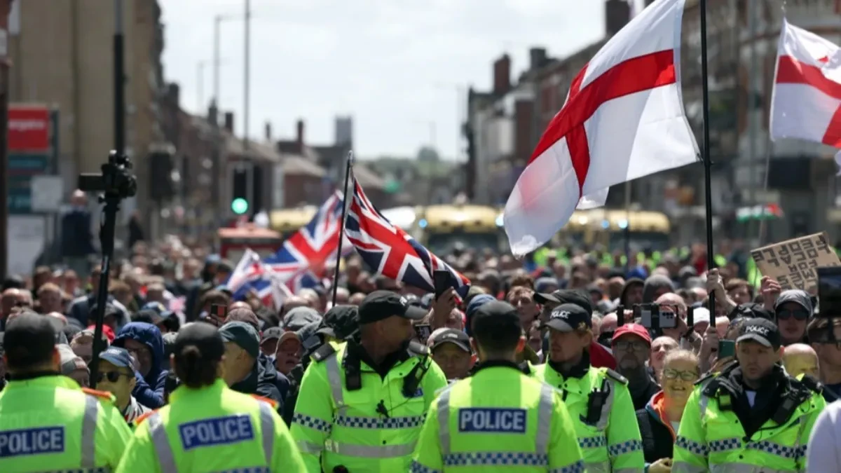 Britanija podeljena: Protesti zbog migranata prerasli u sukobe na ulicama