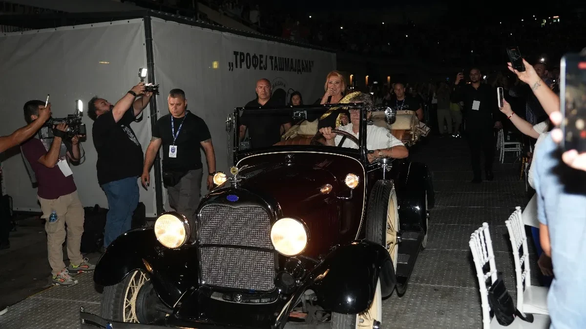 Neviđeni momenat na koncertu: Ćana stigla u luksuznom oldtajmeru i odmah zapevala svoj hit! (FOTO)