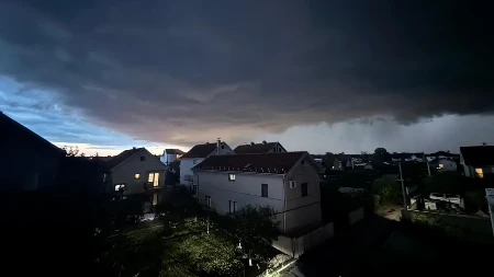 Nevreme stiglo u Beograd! Seva nad prestonicom, jak pljusak širom grada (VIDEO)