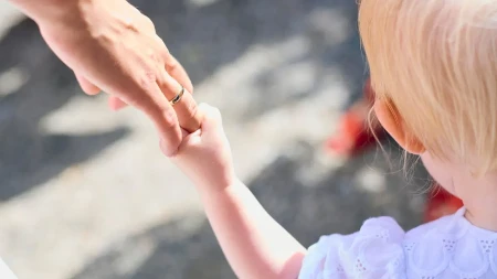 Neurobiologija privrženosti: Kako se u dečjem mozgu gradi osećaj sigurnosti za ceo život