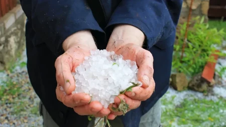 Naselja se zabelela kao usred zime: Grad pogodio Mačvu (FOTO)