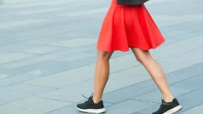 Nova "statement" crvena boja ovog leta vlada ulicama i plažama: Žene masovno kupuju ove komade, pristaje svakom tenu