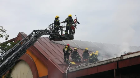 Građani s nevericom posmatraju uništeni TC „Enjub“: Vatrogasci i dalje u borbi s vatrenom stihijom (FOTO/VIDEO)
