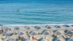 Plaža gde za 5 evra dobijate ležaljku, kafu, vodu i krofnu - turisti oduševljeni