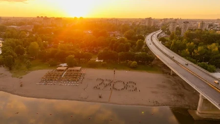 Preko 100 mladih okupilo u Novom Sadu na Štrandu: Svojevrsnim performansom pozovali na skup 27.06.