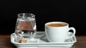 Kada se pije voda koju dobijete uz kafu? Italijanima se diže kosa na glavi kad popijete gutljaj nakon espresa, evo zašto je to pogrešno
