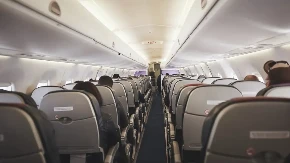 Pijani putnik napravio pakao u avionu: Urlao i udarao glavom u vrata toaleta, usledila makljaža!