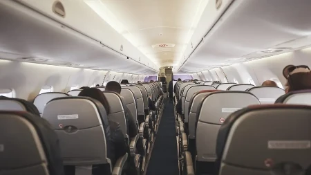 Pijani putnik napravio pakao u avionu: Urlao i udarao glavom u vrata toaleta, usledila makljaža!