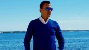 Komšije imaju svašta da kažu o pevaču, a jedna stvar im je posebno sumnjiva: "Viđam samo momka koji dolazi kod njega, ženu i decu nikad"