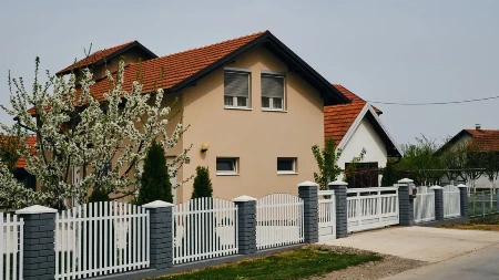 Na prvu delovalo bezazleno, pa se pretvorilo u pravi košmar: Bračni par kupio kuću iz snova, ali im je jedna biljka pretvorila život u horor