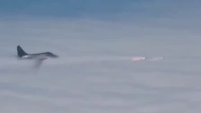 Kineska zver seje strah! J-16 ispalio smrtonosnu raketu KD-88, meta nema gde da pobegne (VIDEO)