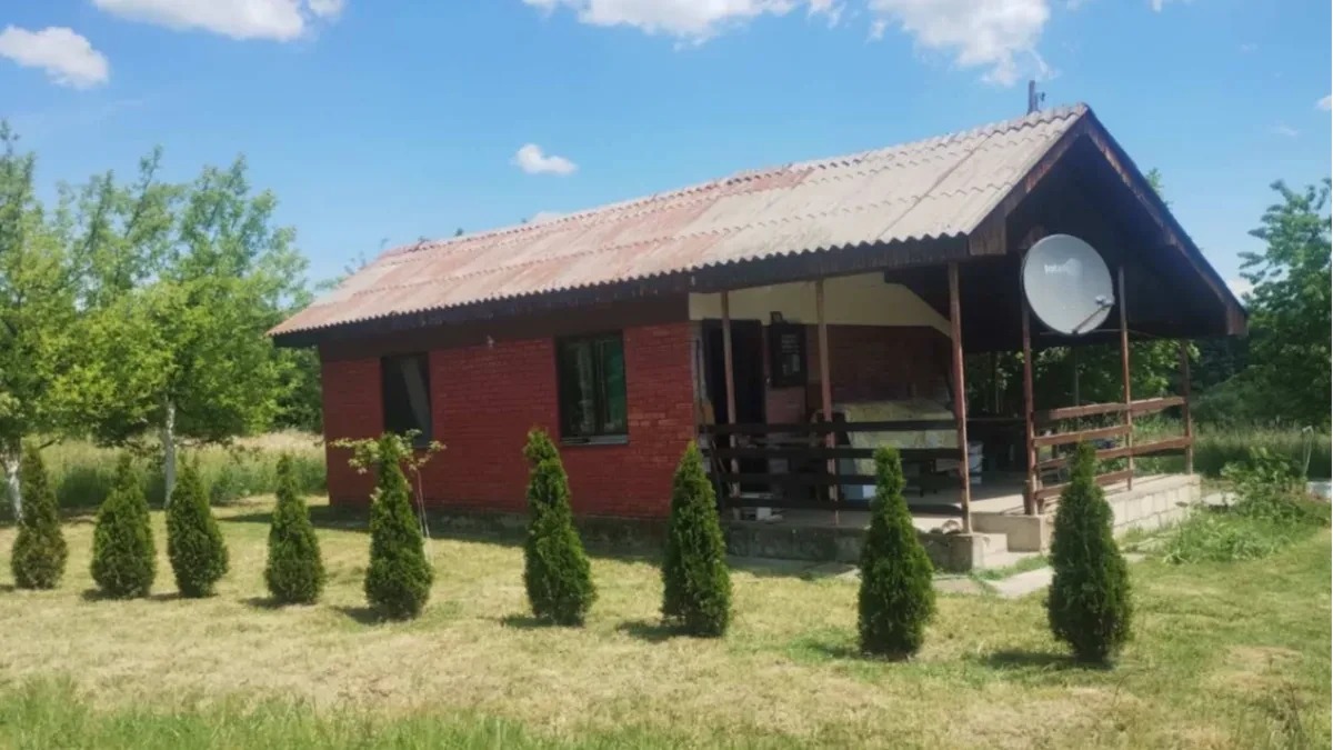 Vikendica sa placem od 15 ari za 13.000 evra: Nalazi se na obronku prelepe planine