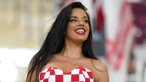 Atraktivna Hrvatica povela navijanje! Ivana napravila ludnicu pred meč Engleska - Hrvatska (VIDEO)