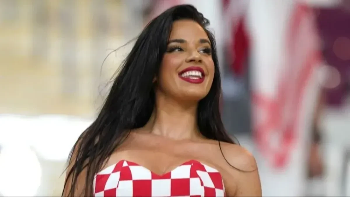 Atraktivna Hrvatica povela navijanje! Ivana napravila ludnicu pred meč Engleska - Hrvatska (VIDEO)