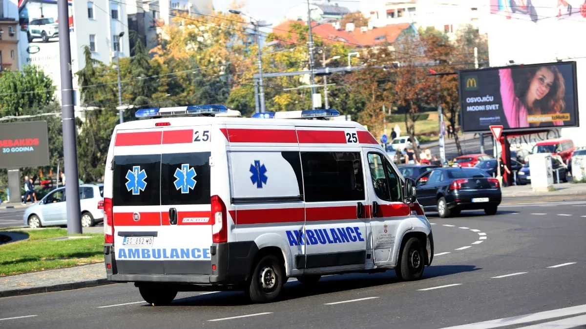 Užas u Mladenovcu! Na dečaka (12) se srušila metalna konstrukcija, lekari mu se bore za život!