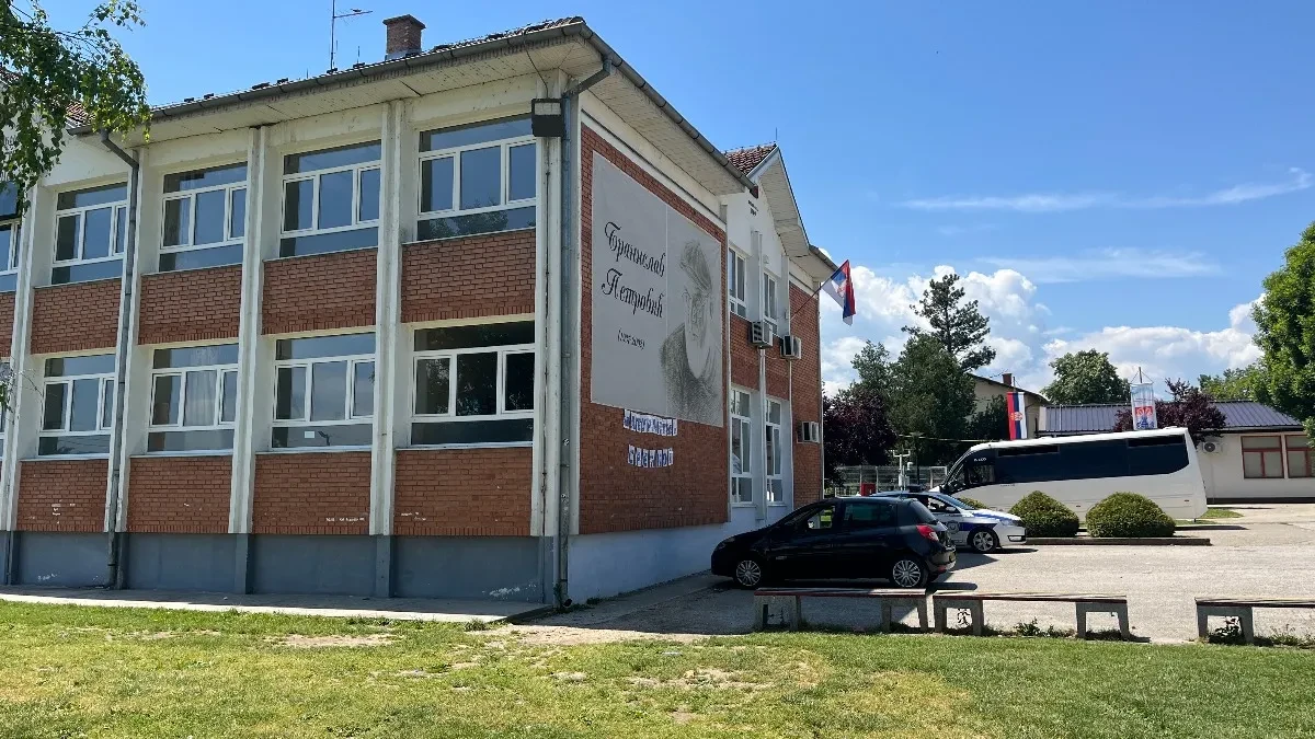 Mobilni ostaju ispred učionica! Tačno u 9 sati počeo poslednji test za osmake, ovo je jedino što smeju da unesu na polaganje