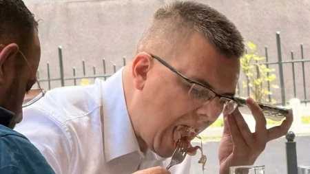 Parandilović proveo 38 sekundi u Skupštini? Evo ga kako krka u kafiću, a ti narode plati put iz Priboja!