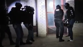 Zaplena oružja i munjevita akcija policije u Nišu: Specijalci naoružani do zuba razbijaju vrata i hapse osumjičenog (FOTO+VIDEO)