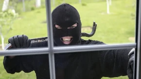 Bivši policajac otkrio jezivu istinu: Zbog ovih 7 stvari na internetu provalnici vam upadaju u stan!