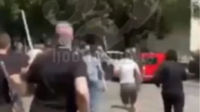 Tuča "delija" i "grobara"! Haos u Zemunu, huligani se naoružani motkama jurili po ulici (VIDEO)