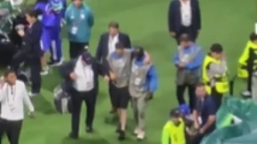 Teška povreda: Hitna pomoć odvezla kamermana tokom meča (VIDEO)