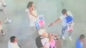 Uznemirujuća likvidacija vođe narko-kartela! Klinci ga čekali s cvećem i plišanim medama, a onda ga jedan od njih overio u glavu naočigled dece!