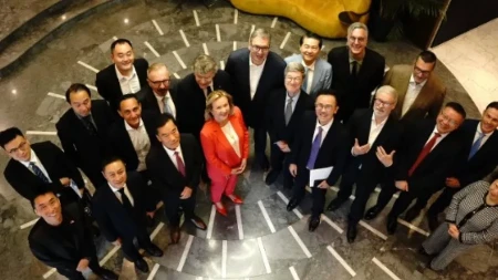 "Čast je i velika privilegija razgovarati sa Džefrijem Saksom" Vučić na radnom doručku sa jednim od najpoznatijih svetskih ekonomista