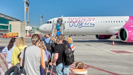 Majka sa decom doživela pakao: Wizz Air ne plaća parking, pa putnici sa decom i koferima pešače po pisti da bi stigli do aviona