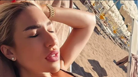 Sevnulo više nego što je planirala: Jovana u minijaturnom bikiniju raširila noga pred kameramom, svi gledaju u ovu stvar! (FOTO)