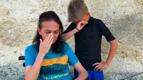 Dečak iz Velike Kladuše rasplakao Balkan! Mama mu je u kolicima, on ima samo jednu želju