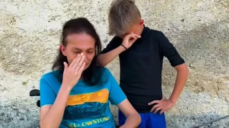 Dečak iz Velike Kladuše rasplakao Balkan! Mama mu je u kolicima, on ima samo jednu želju