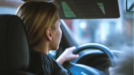 Da li je ovo realno? Žena mercedesom napravila haos u maloj ulici - hit video kruži mrežama