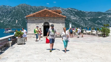 Turisti stižu, ali problem raste - crnogorsko primorje ulazi u sezonu bez dovoljno radne snage