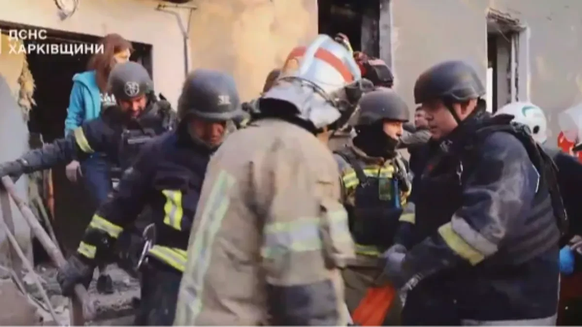 Dramatični snimci iz Ukrajine: Ljudi zatrpani pod ruševinama, spasioci ne prestaju da kopaju (VIDEO)