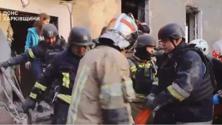 Dramatični snimci iz Ukrajine: Ljudi zatrpani pod ruševinama, spasioci ne prestaju da kopaju (VIDEO)