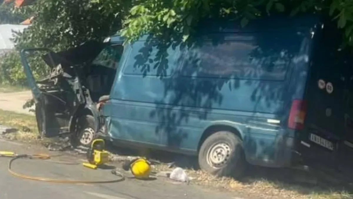 Prve slike sa mesta nesreće u Inđiji: Vatrogasci spasili teško povređenog čoveka nakon sudara dva vozila (FOTO)