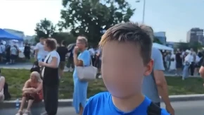 Blokaderski novinar tera dete da peva političke pesme! Jeziva zloupotreba dece u Novom Sadu!