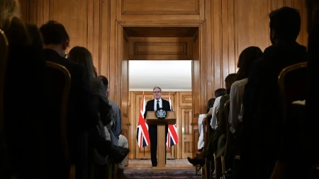 "Podnesi ostavku" Strašan pritisak na britanskog premijera