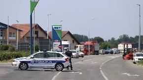Šleper prešao u kontrasmer i pokosio automobile: Ima povređenih
