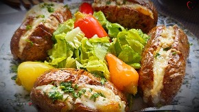 PUNJENI KROMPIR U KAPUTU GREJE DUŠU I TELO Slasan i savršen za večeru
